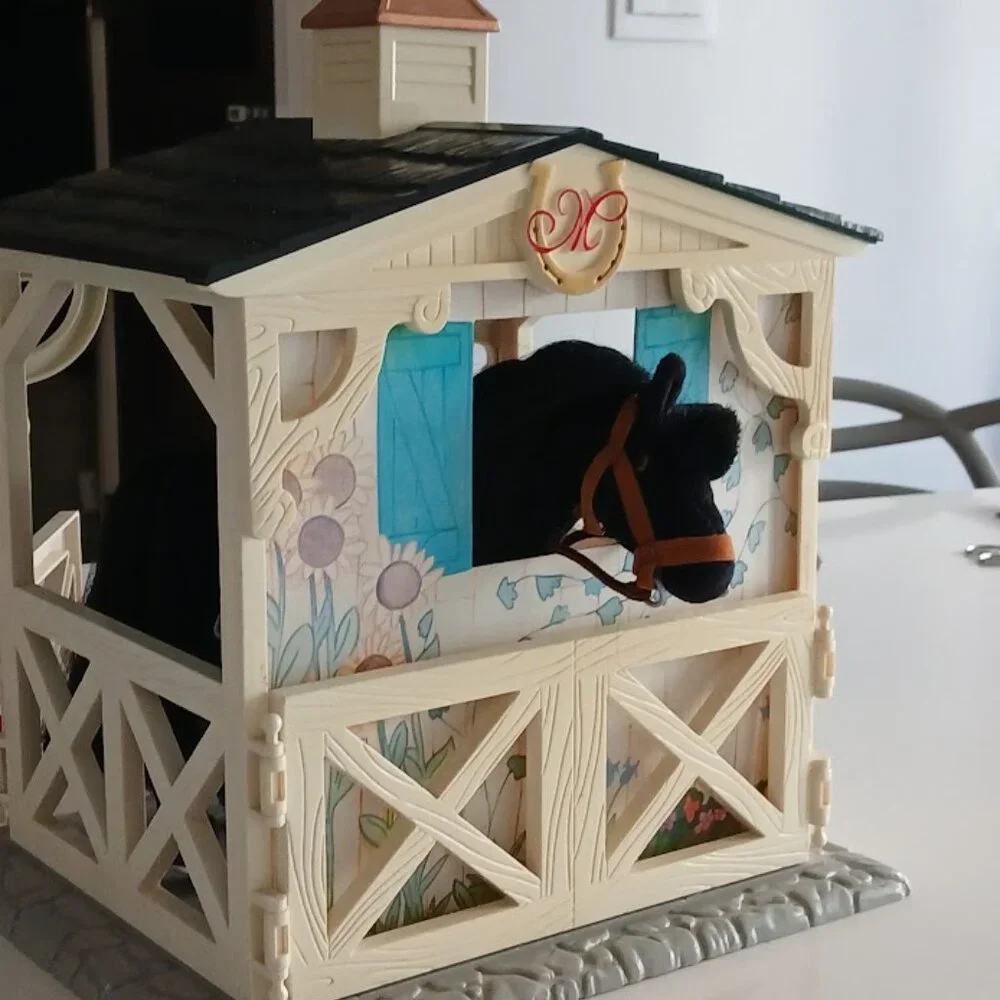 Madeline Horse Stable with Violette pony & Clementine horse